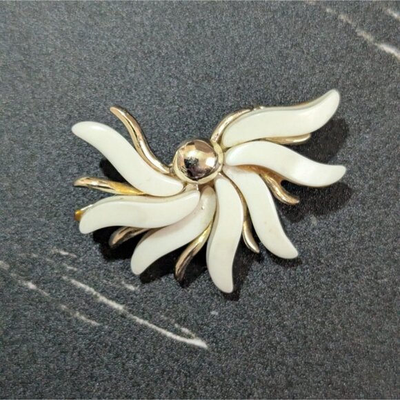 Vintage White Thermoset Gold Tone Flower Pin Brooch Abstract Design retro Estate - Picture 6 of 7
